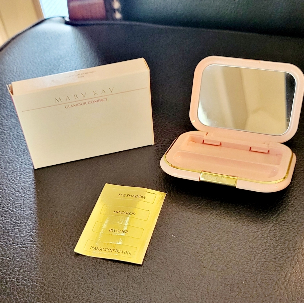 NIB Vintage Mary Kay Glamour Compact 0101 for eyes, lips, blush, powder. Labels